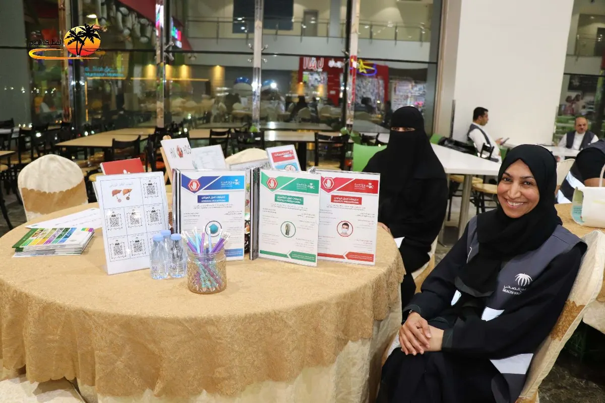 في القطيف.. بـ أركان توعوية تثقيفية لرفع وعي المجتمع والوقاية من الأمراض.. 40 متطوعًا يحتفون بيوم الصحة