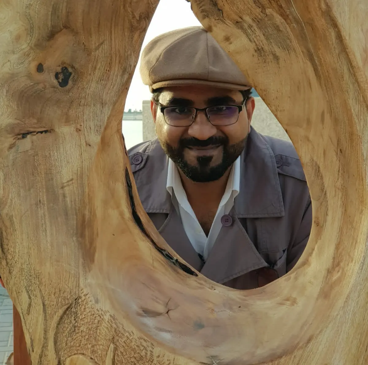 من القديح.. بيت شعري يُلهم رضا العلوي منحوتة «حدج وساجة» ويُسكبها في مملكة البحرين مُحاكاة وحكايا