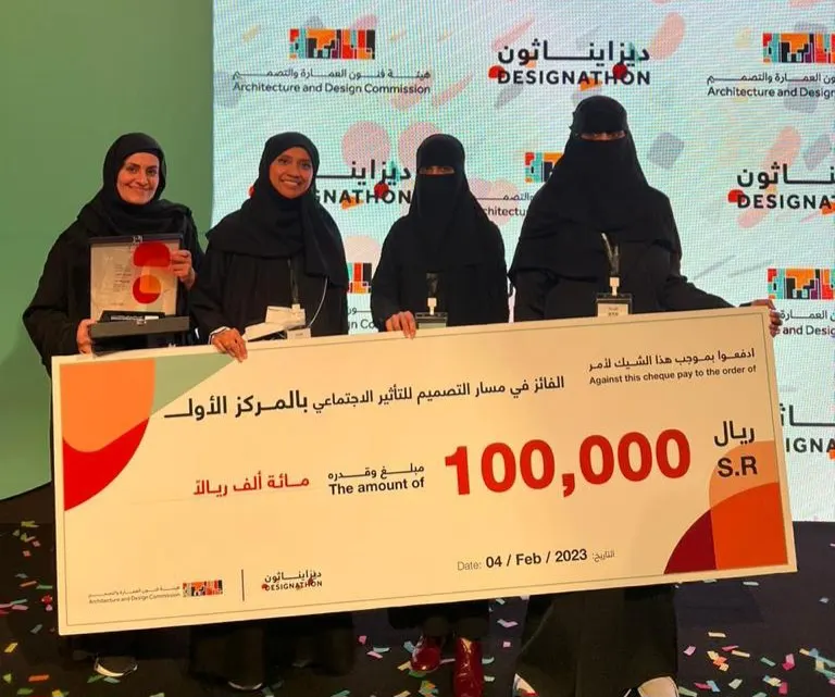 من صفوى.. فاطمة آل إسماعيل ضمن فريق «أحلام».. توجن بالمركز الأول عن مسار التصميم لتحقيق الأثر الاجتماعي في تحدي «ديزايناثون»