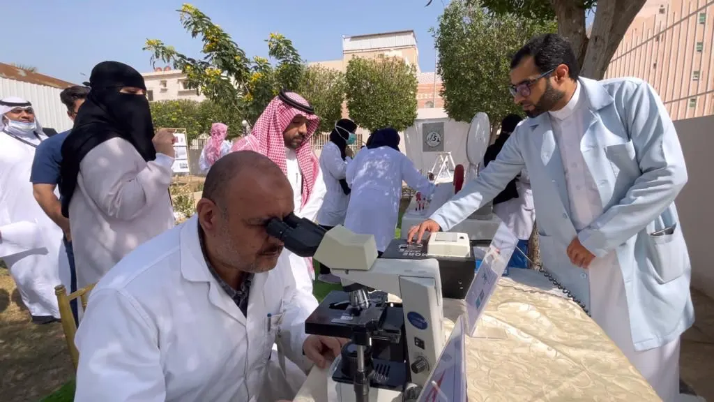 في مستشفى عنك.. معرض تعريفي يكشف تحديّات موظفي «المختبر» أثناء عملهم