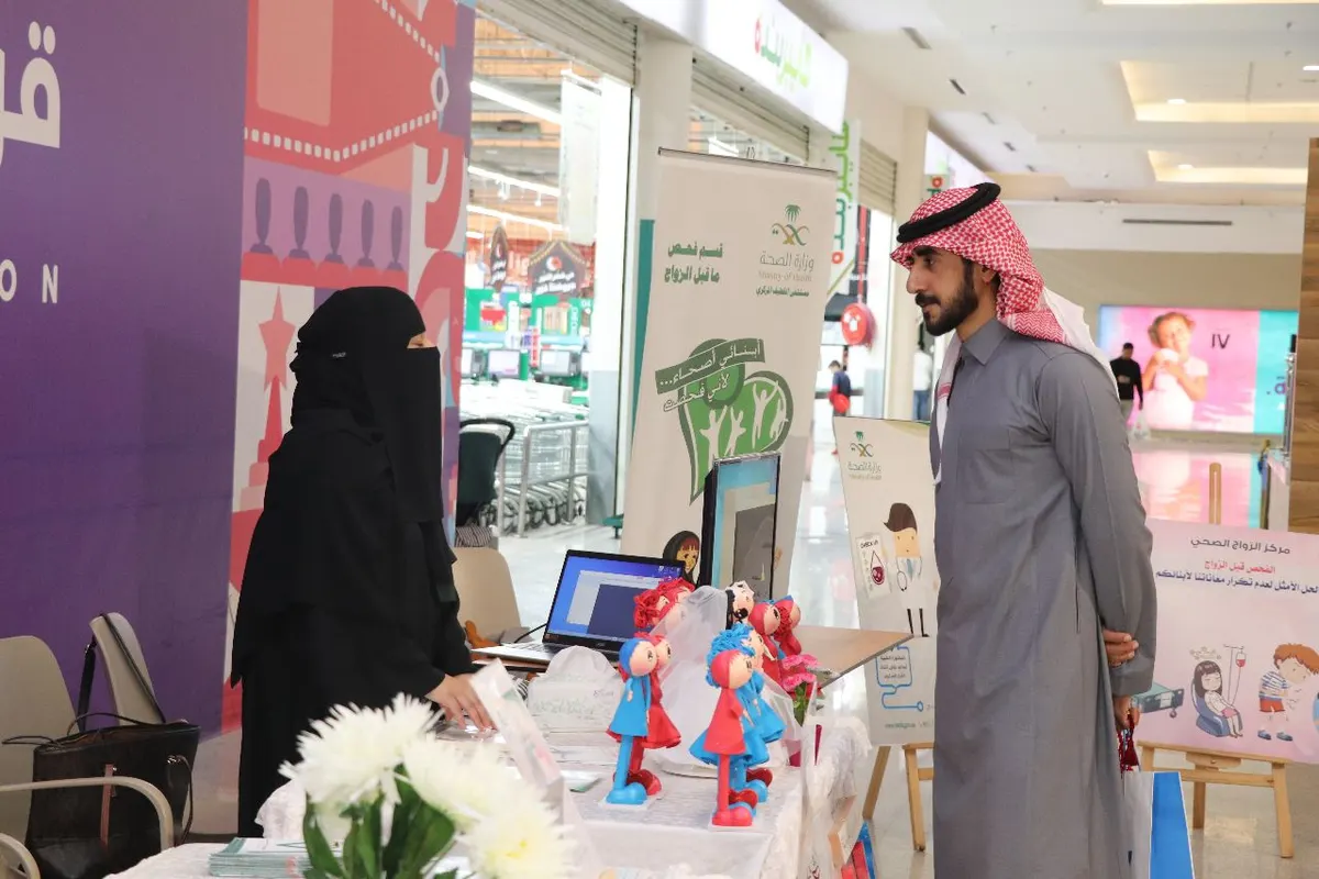 من القطيف إلى الدمام.. 15 ممارسًا صحيًا يصطحبون 250 رجلًا وامرأة في رحلة توعوية للتعريف بالزواج الصحي