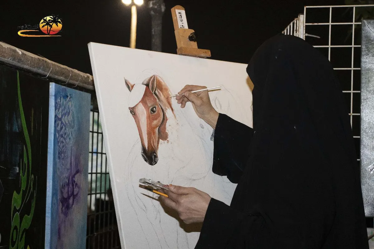 وجوه في «ديرتي جميلة».. في الملاحة.. فاطمة آل مسلم تنقل الخيول من صور الكاميرا إلى اللوحات التشكيلية