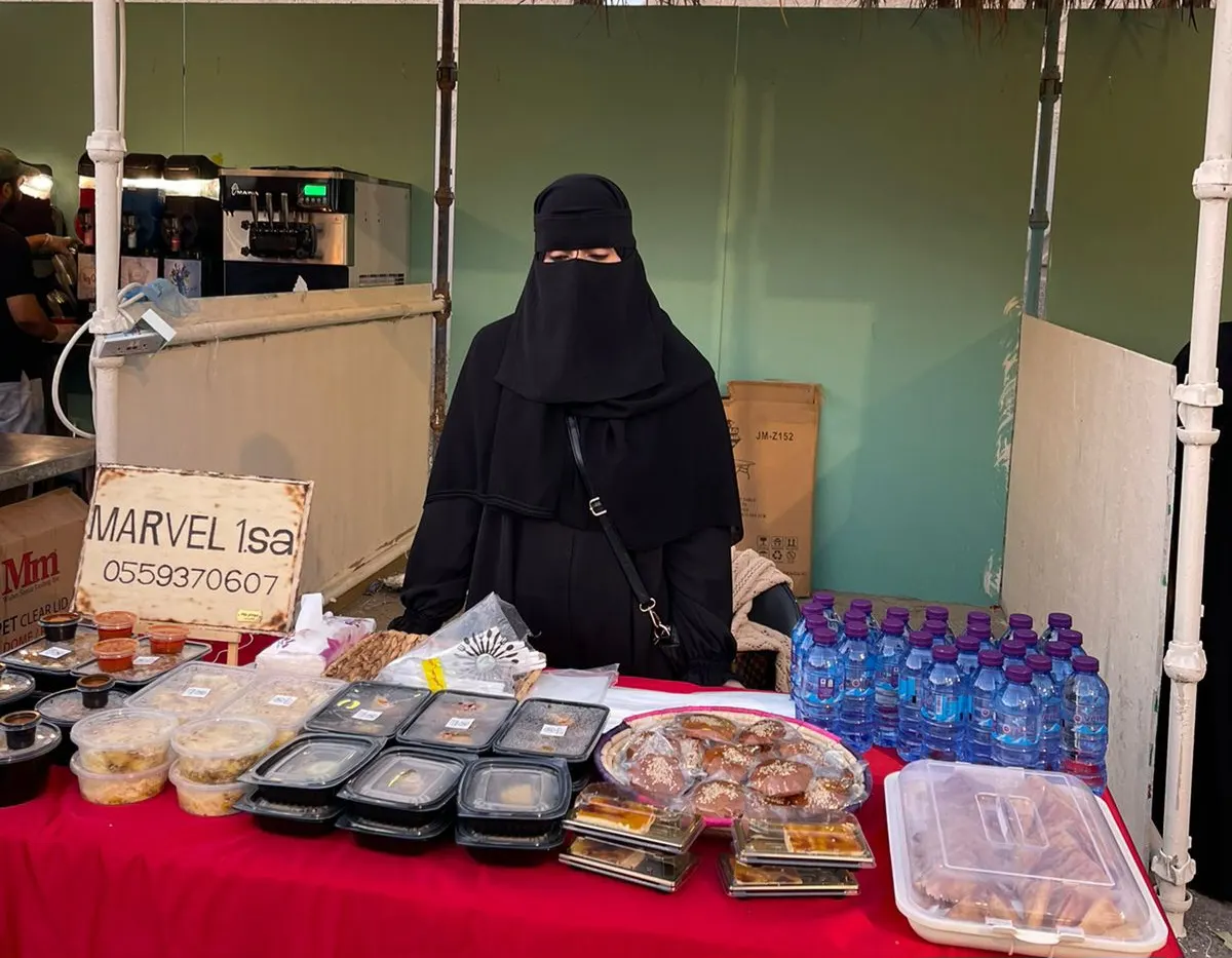 وجوه من «ديرتي جميلة» بالملاحة.. من العوامية.. سهام الفرج استبدلت الدمى بوصفات «التربية النسوية».. وروائح طبخها سافرت لـ الخليج
