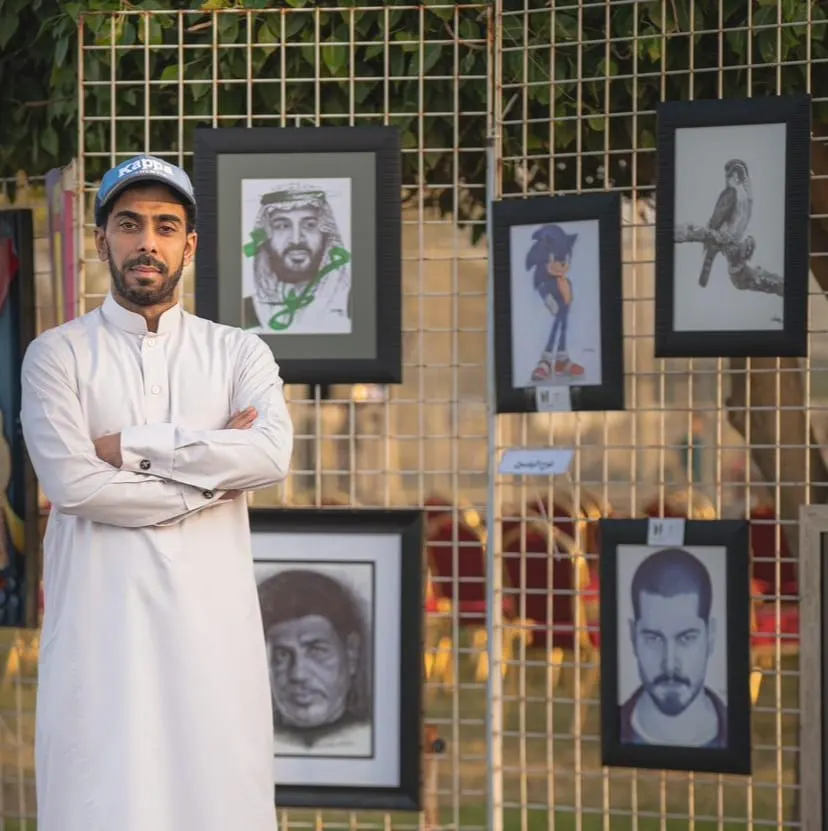 من الملاحة.. نوح الياسين اكتشف موهبته مؤخرًا.. ونسج لوحاته من «فن الخربشات» والخط العربي