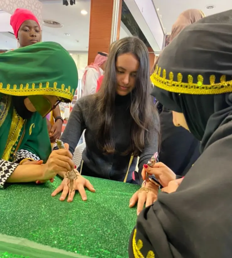 من حلة محيش وأم الحمام.. نقوش حناء القطيف تصل ساحل العاج.. إيمان آل راشد ومريم آل شبيب تشاركان في فعاليات الأيام الثقافية العربية بـ أبيدجان