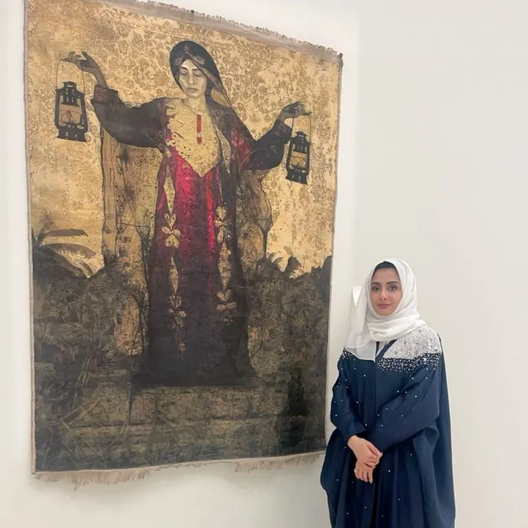 من العوامية.. بين 32 عملًا فنيًا.. فاطمة النمر تُلبس الأرض الثوب الهاشمي.. وحكاية جدتها تفترش سجادة في «إثراء»