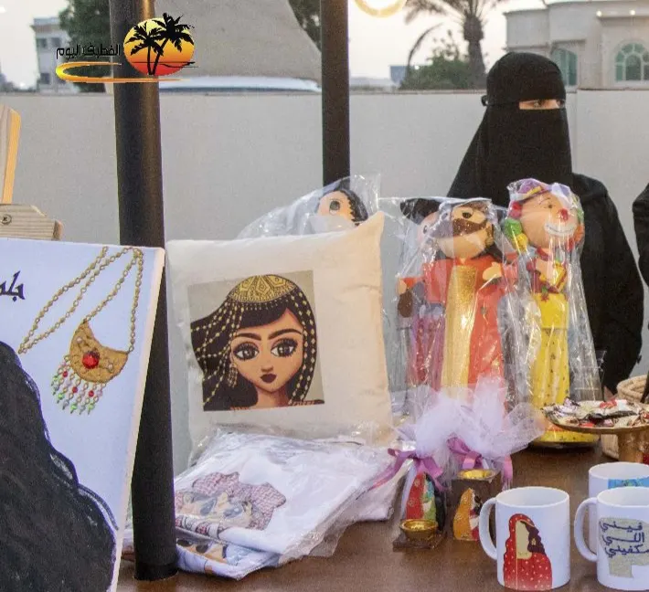 وجوه من مهرجان «الكُتّاب والقرّاء» بـ القطيف.. الطفولة تصنع مشروع نجلاء السالم.. و50 دمية من عرائس الفوم نتاج ابتكارها