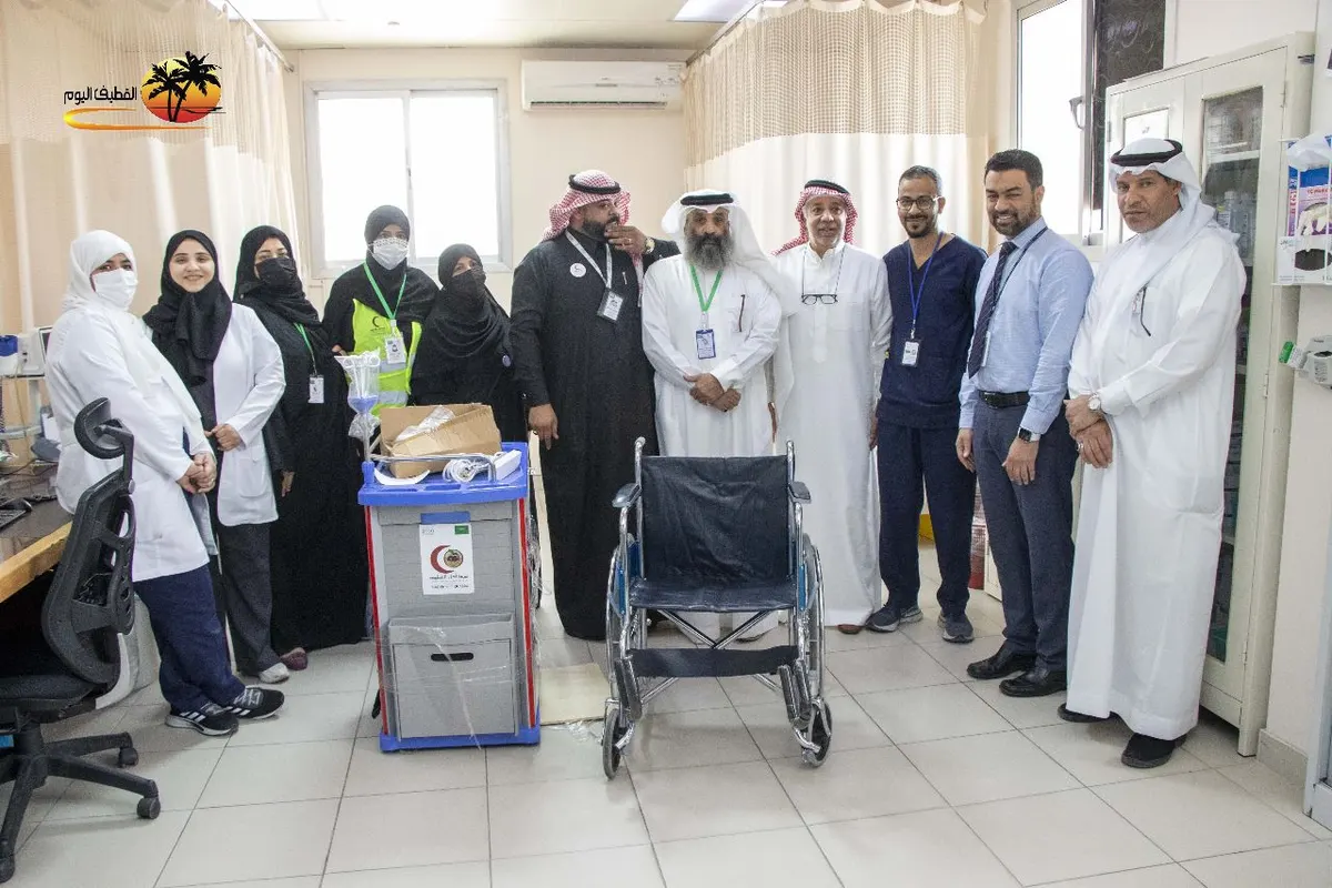 بعد أقل من شهر من إسهامها بجهاز صعق.. كراسٍ متحركة وعربة أدوية إنعاش من فزعة أهل القطيف لـ«صحي الناصرة»