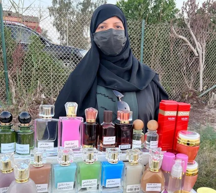 وجوه في سلام العوامية.. من القطيف.. أفراح القلاف صانعة عطور شرقية.. بدأت مندوبة مبيعات واتخذتها تجارة منذ 14 عامًا
