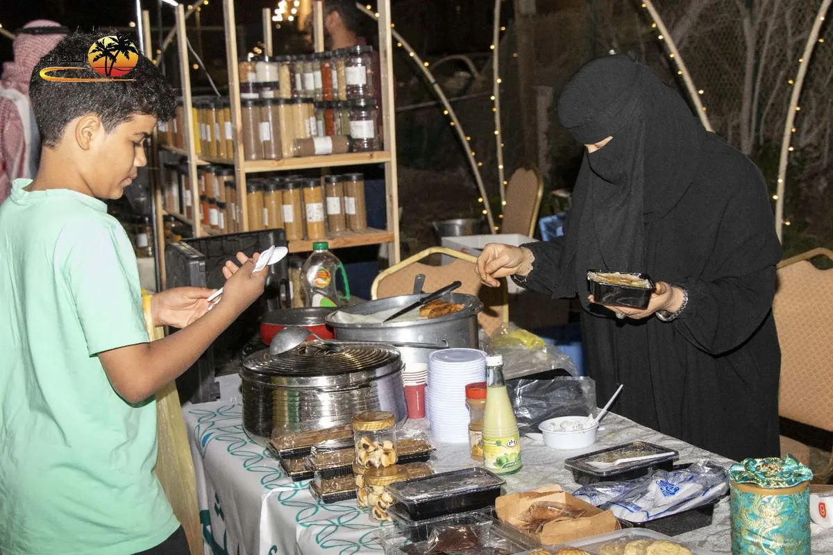 من الجش.. أسماء الغريافي تنشر روائح العطور والبخور والطهي الشعبي في سلام العوامية