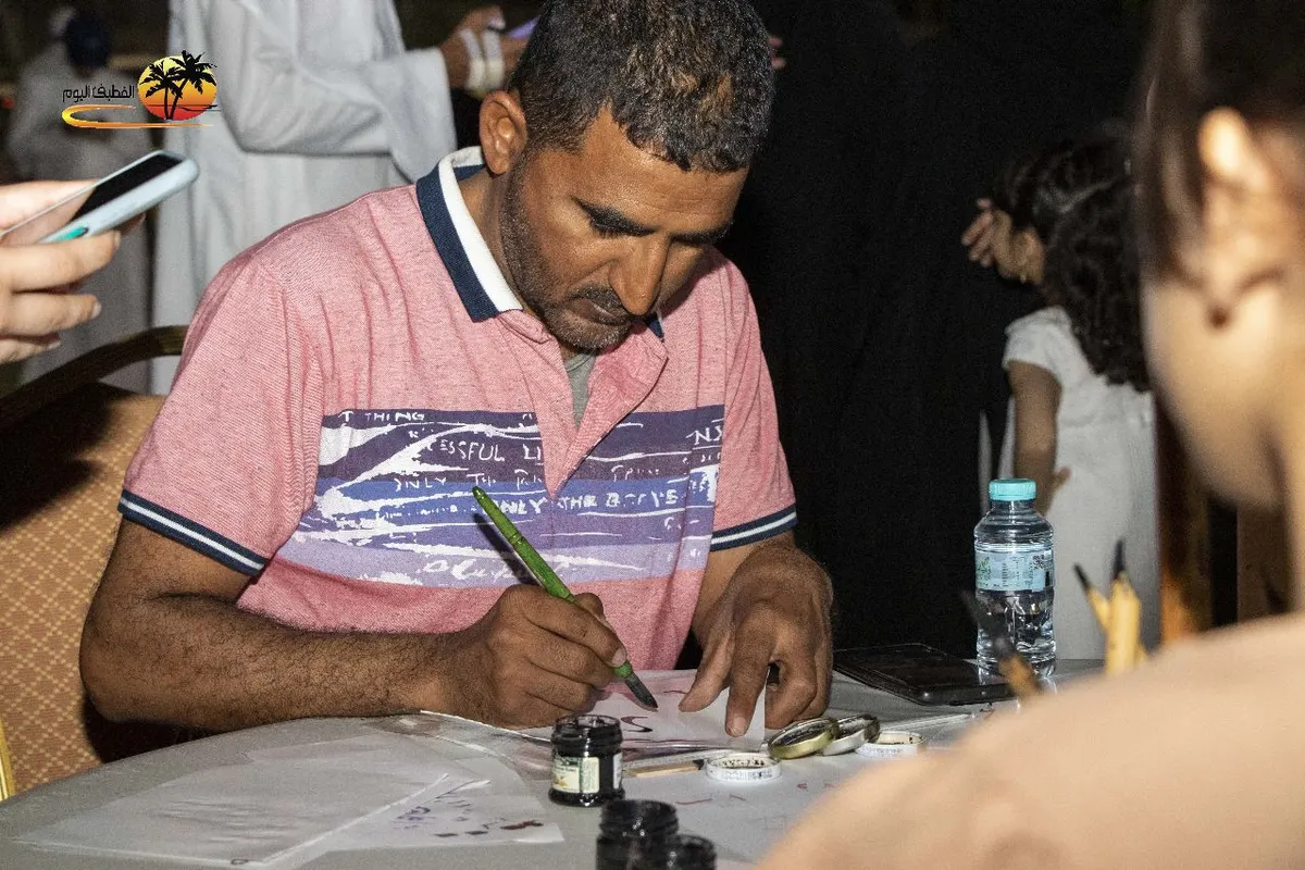 من الجارودية.. بالقصب والمحبرة.. أمين الجارودي يخط أسماء زوار سلام العوامية