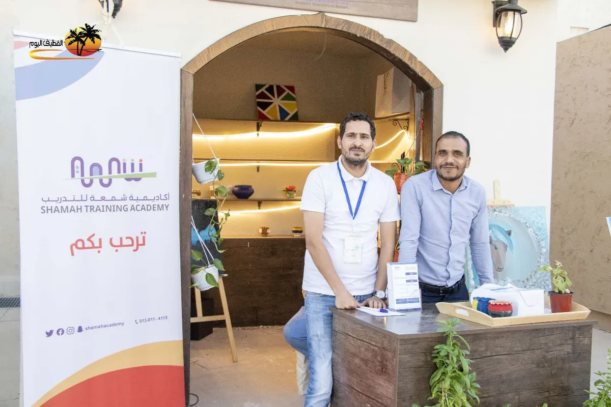 في وسط العوامية.. عبد الحفيظ نقشبندي يضيء «شمعة» لـ ذوي طيف التوحد