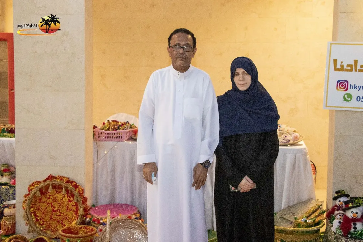 في وسط العوامية.. حكيمة أبو المكارم تتخطى ضعف السمع والبصر بـ إعادة التدوير.. أعمال فنية ودمى تستوقف زوار المهرجان