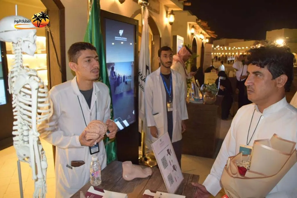 في وسط العوامية.. طلاب طب يحذّرون زوار المهرجان من أعراض خادعة قد تكون مؤشرًا لـ جلطة