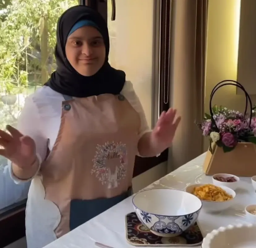 وجوه من سيهات.. زينب الخاتم تتحدى داون بشغف صناعة الحلويات