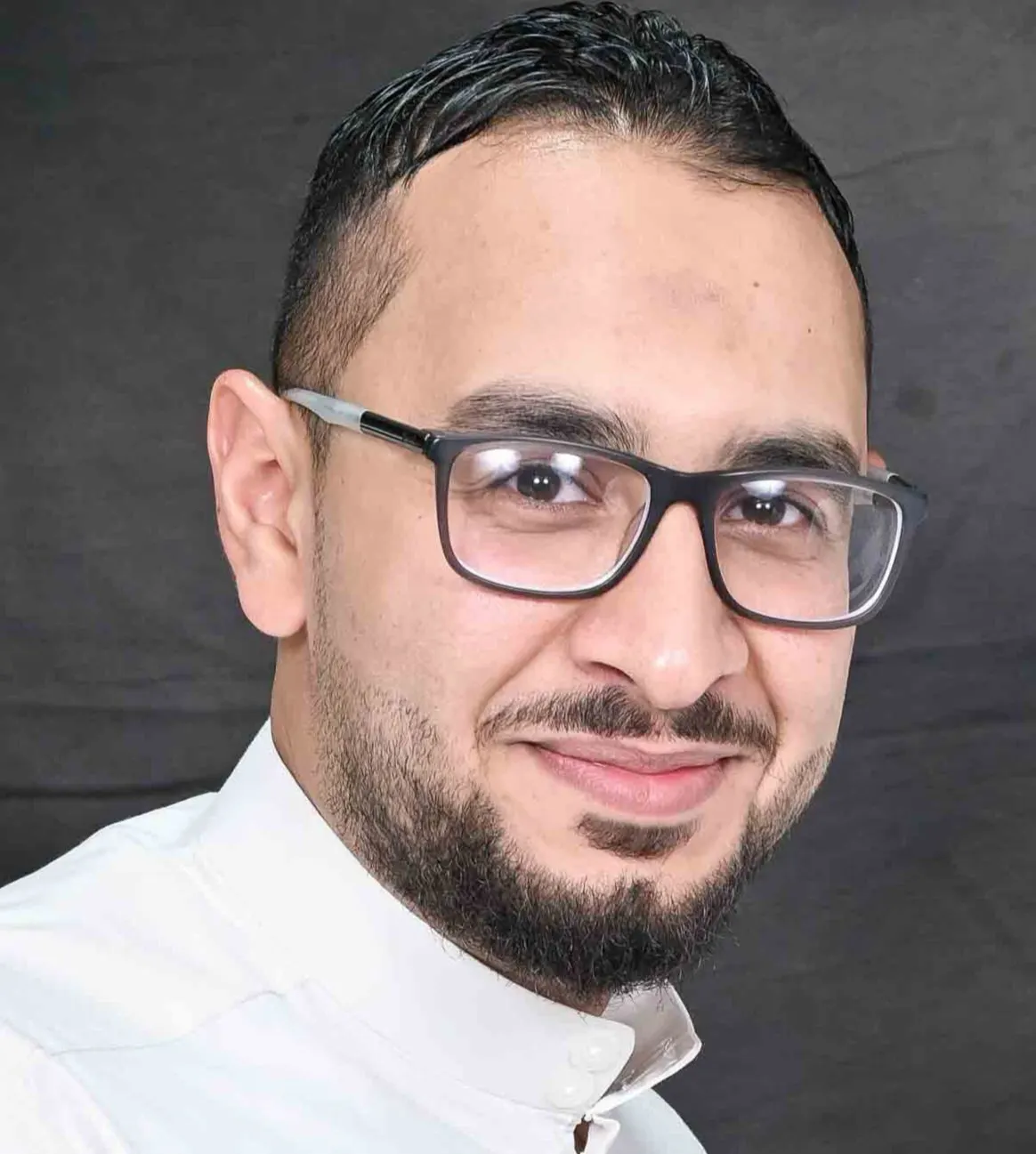من تاروت.. «علي» ينير أسرتي «الأبيض» و«الدهان»