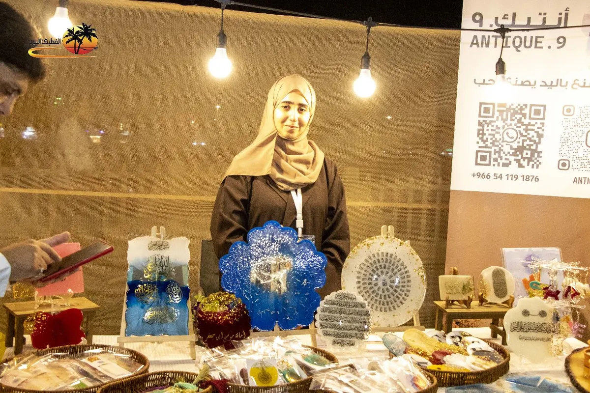 وجوه في «حرفيون 2».. كيمياء وأصباغ ملونة تتحول إلى قطع فنية بين أنامل هدى المؤمن