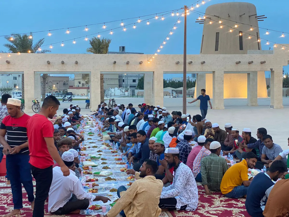 إفطار رمضاني يجمع 200 مقيم على مائدة في وسط العوامية