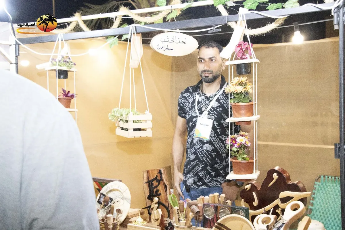 وجوه في «حرفيون 2» من القطيف.. مصطفى الحمران يحوّل قطع الخشب إلى تحف فنية