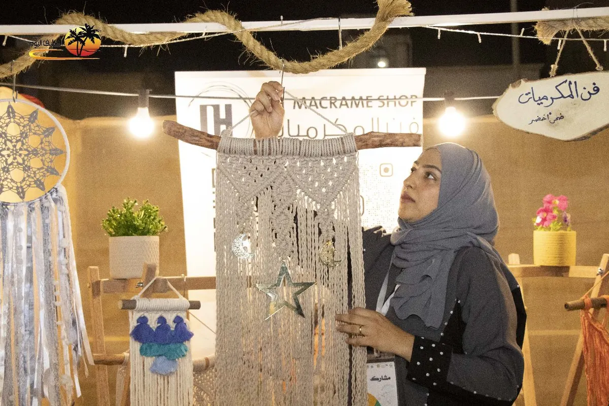وجوه من «حرفيون 2».. من القطيف.. ضحى أخضر أنموذج للمرأة الحرفية.. استبدلت شهادتَي الإعلام والإنجليزية بـ«المكرميات»
