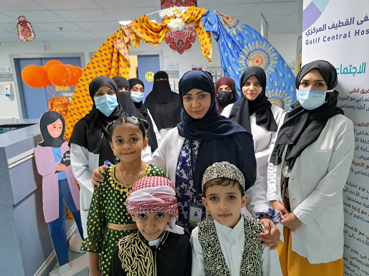 بالصور.. على مدى خمسة أيام.. الخدمة الاجتماعية في مركزي القطيف تحتفي بـ«الناصفة» وسط المنوّمين والزوار