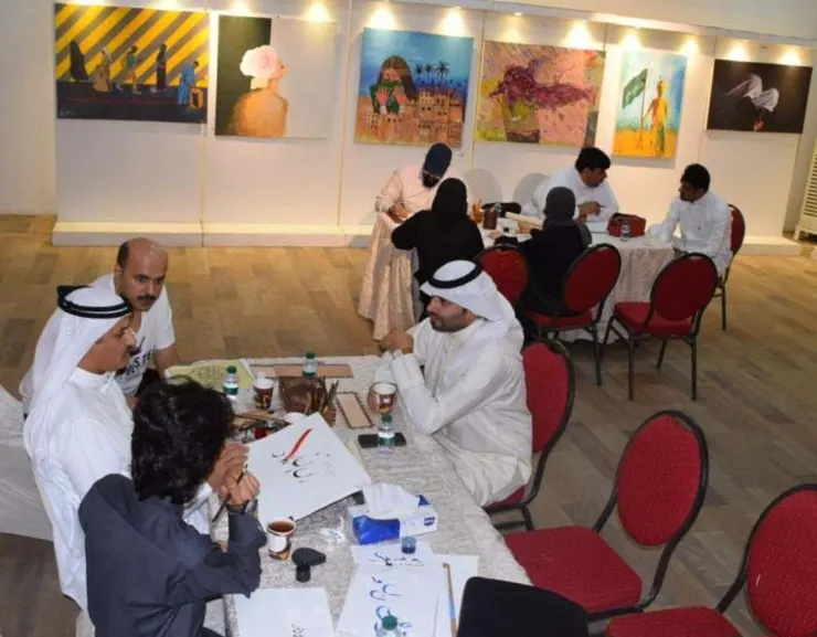 في جلسة ضمت 5 خطاطين.. حيدر العلوي يكتب «الفاتحة» بـ«الإجازة».. وحسن عبيد يطبق خط المعلا