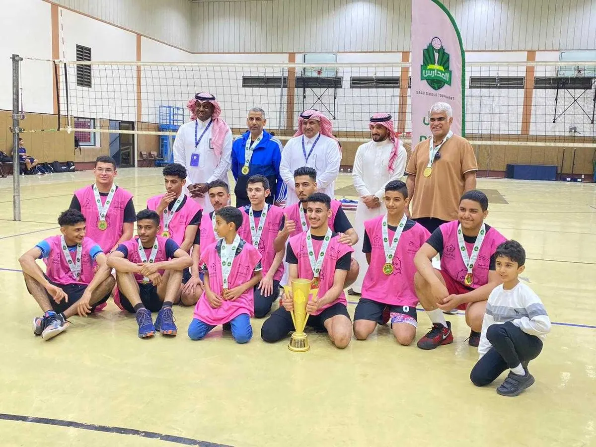 من القطيف.. أربع مدارس تحصد كؤوس المركز الأول في دوري الشرقية لكرة الطائرة وكرة السلة