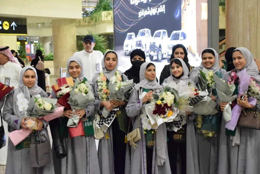 بينهم طالبة صفوى زهراء آل شبر.. استقبال حافل للمنتخب السعودي للعلوم والهندسة في مطارات المملكة.. بالصلوات والورود والزغاريد