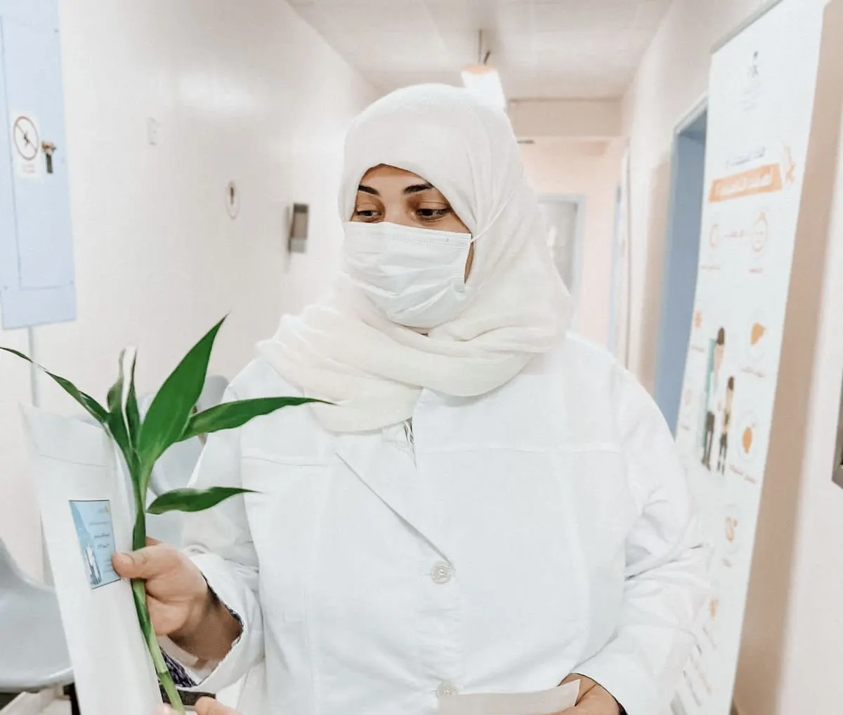 بالهدايا والورود.. مركز التنمية بالقطيف يشارك الكوادر الصحية اليوم العالمي للتمريض