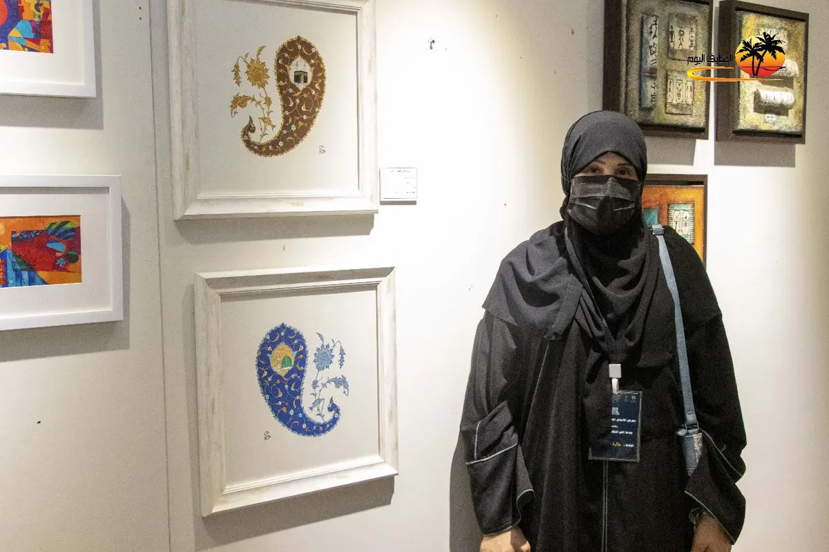 من القطيف.. في تجربتها الأولى داخل المعارض التشكيلية.. عالية أبو شومي تدمج زخارف الخط بـ الرسم