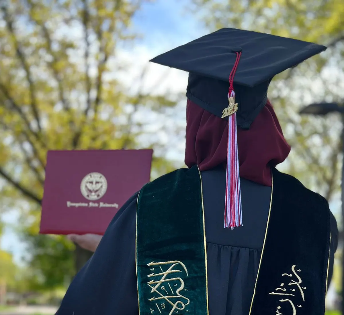 من سنابس.. مع مرتبة الشرف.. جامعة ينغستاون تمنح «رزان القلاف» بكالوريوس الهندسة الكيميائية