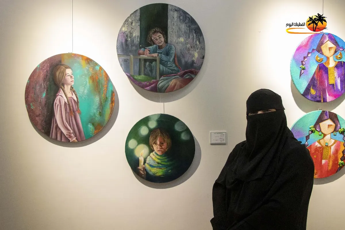 من سنابس.. عاتقة آل داؤود تُجسّد ملامح الطفولة على جدران «روازن»