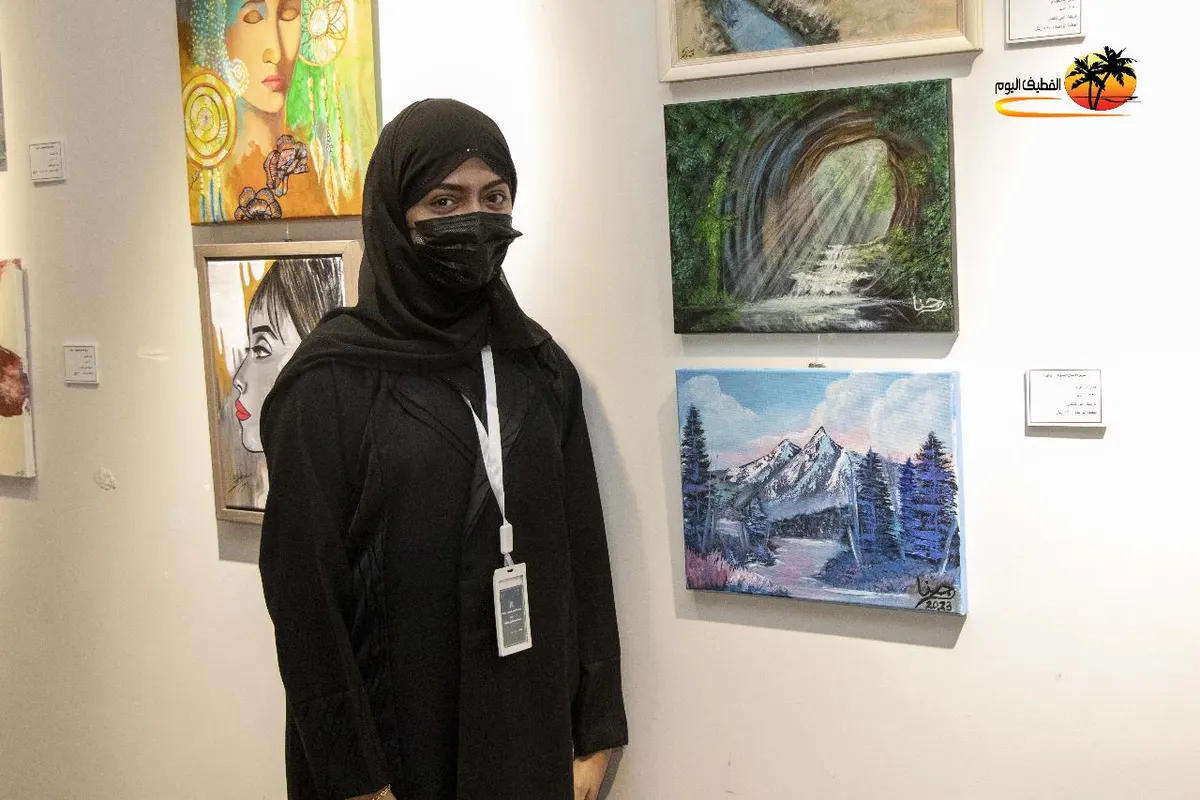 من القطيف.. زيارة لأحد المعارض تحول جنان آل عواد من زائرة إلى مشاركة في «روازن» كـ أولى مشاركاتها الفنية