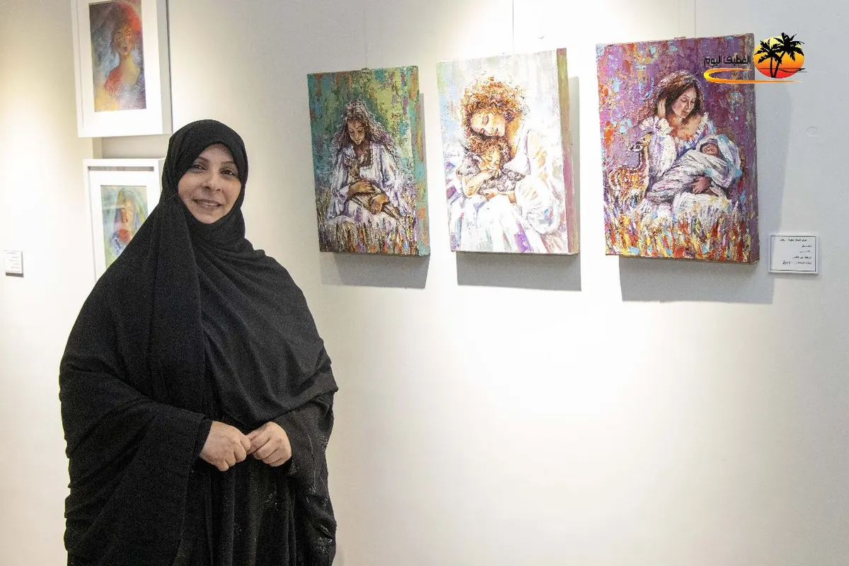 في روازن القطيف.. فاطمة آل مطر تعزف لحن الحب في لوحتها «الأمومة والألفة»