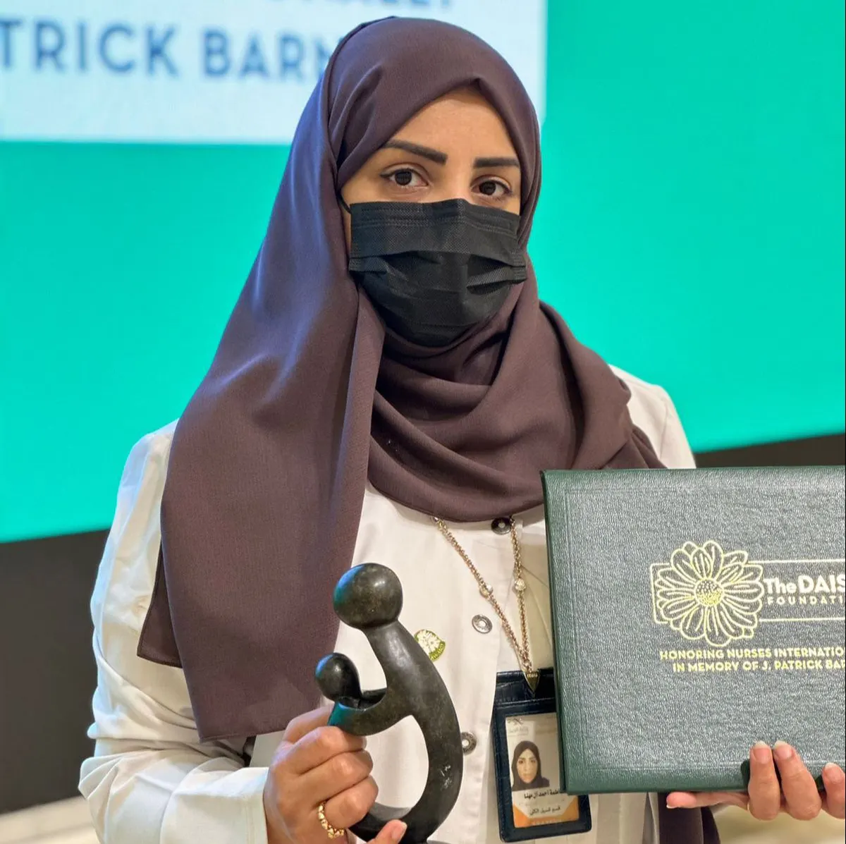 من حلة محيش.. مشاعر الأمومة تتداخل مع إنسانية فاطمة آل مهنا.. أنقذت يد طفل من البتر وتوجت بجائزة «ديزي»