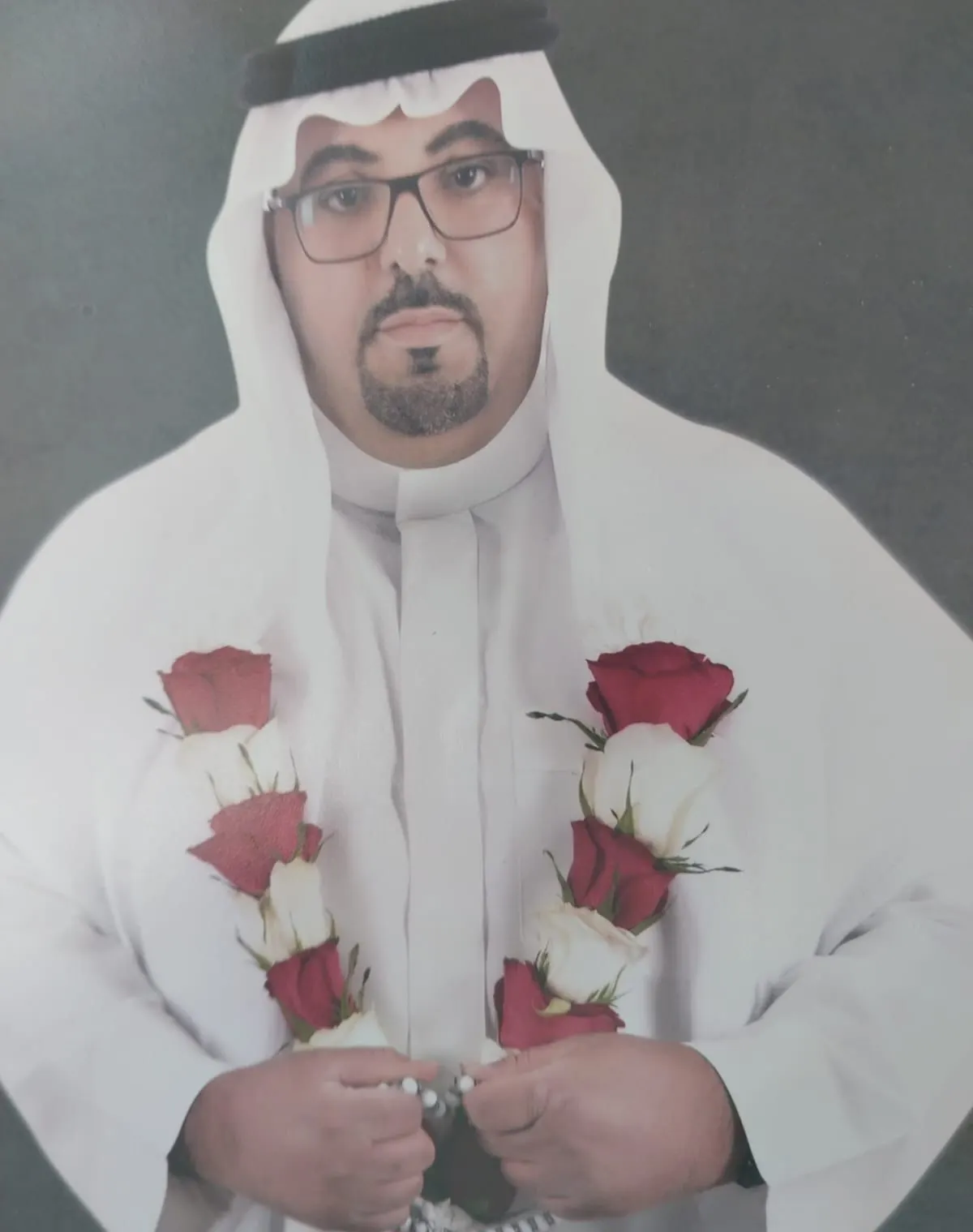حسين الحشار على السرير الأبيض