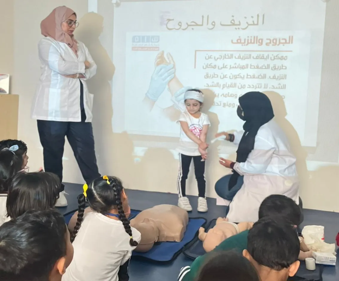 بـ ورش تدريبية.. أطفال القطيف مسعفون.. تعرفوا على كيفية التعامل مع حالات الطوارئ