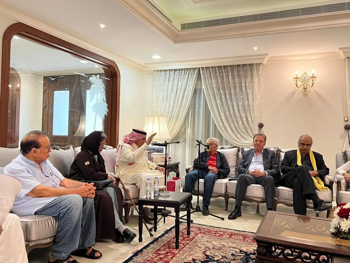 في القطيف.. بعد أن استمع لـ ثلاثة أصوات شعرية نسائية.. أدونيس: المرأة الشاعرة سبقتنا بكثير وعلى الشباب ألا يتابعونا