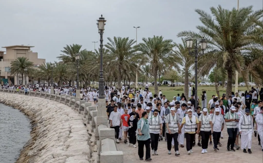 أكثر من 800 طالب وطالبة من مدارس القطيف يشاركون في مبادرة «هيا نمشي» بكورنيش الدمام