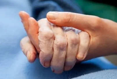 في القطيف.. «العطاء» ومستشفى المركزي يدربان على العناية بـ كبار السن