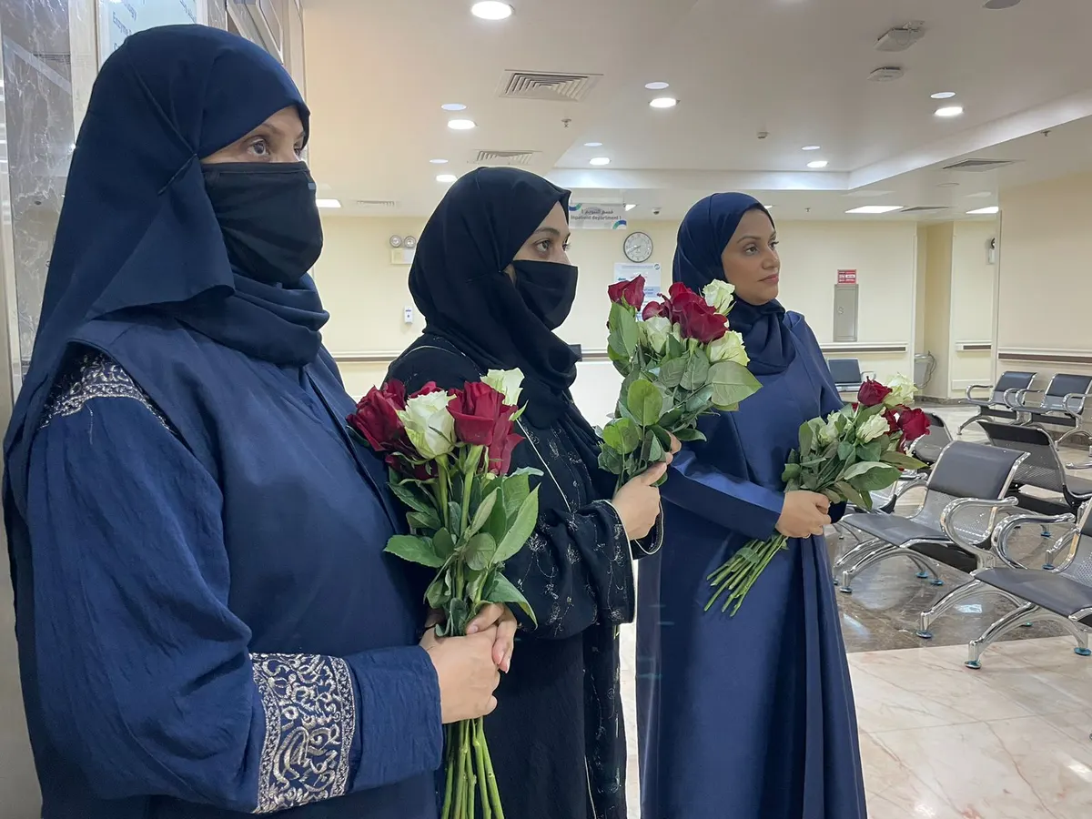 بـ الورود.. «المحبة والسلام» يرسم البسمة على وجوه مرضى مستشفى الأمير محمد بن فهد بالقطيف