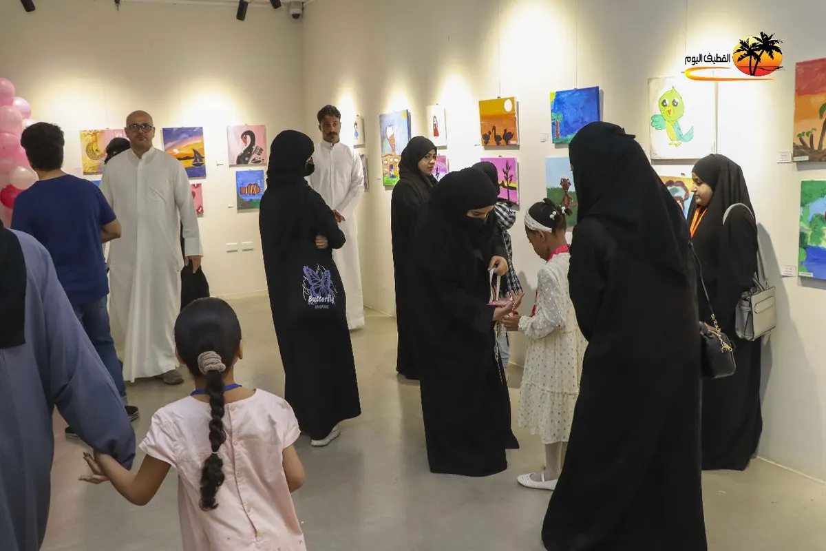 في القطيف.. جدران صالة علوي الخباز تزهر بـ231 بصمة تشكيلية صغيرة