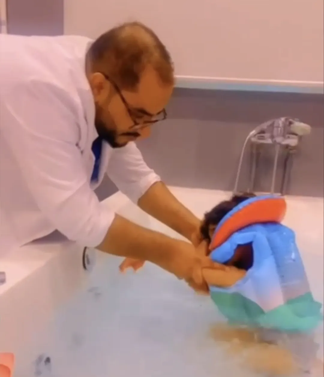 قصة نجاح جديدة لتحدّي الإعاقة في «مركز اللياقة للعلاج الطبيعي» تعطي الأمل لكثير من الأطفال ذوي الاحتياجات الخاصة