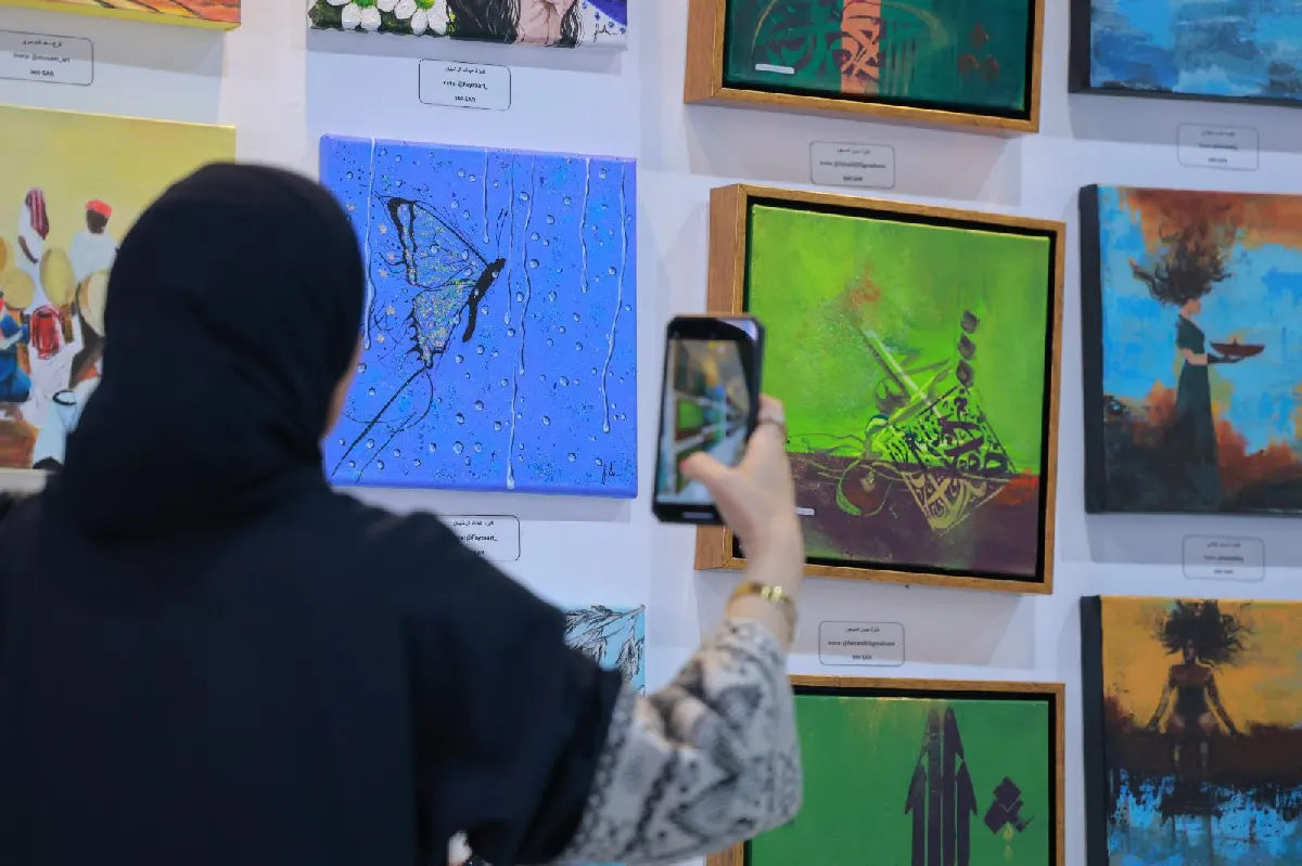من جدائل القطيف إلى رقصات الحرف.. فايزة المسعود تعزف سيمفونية في «احتمالات لفن لا تنتهي»