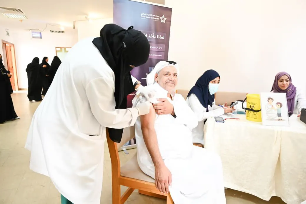 «القطيف المركزي» يطارد الإنفلونزا داخل مركز التنمية الاجتماعية