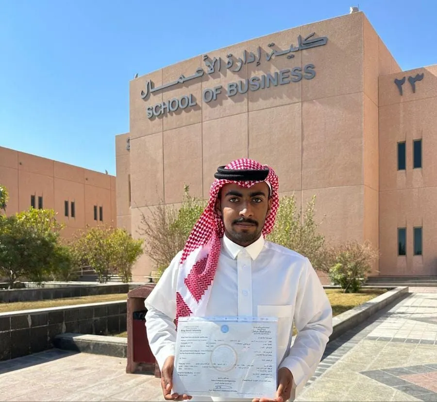 من سنابس.. مع مرتبة الشرف.. جامعة الملك فيصل تمنح «أحمد آل حبيب» البكالوريوس في الإدارة المالية