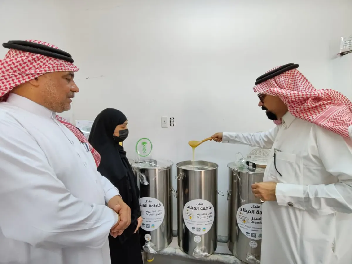 أقل من 18% رطوبة قبل التسويق.. «بيئة القطيف» تدخل مراحل إنتاج عسل المانجروف وتستطلع بشائر الموسم