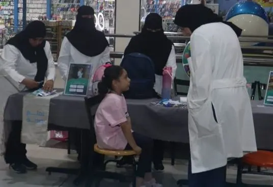 من البيت إلى المدرسة.. مركزي القطيف يرسم خارطة العودة الآمنة للطلاب بالغذاء والنوم والحقيبة