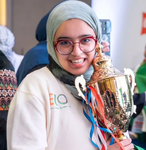 من العوامية.. سنابل الهميلي تحصد مع فريقها جائزة أفضل إدارة للعمل الجماعي في أولمبياد اللغة الإنجليزية بالأردن