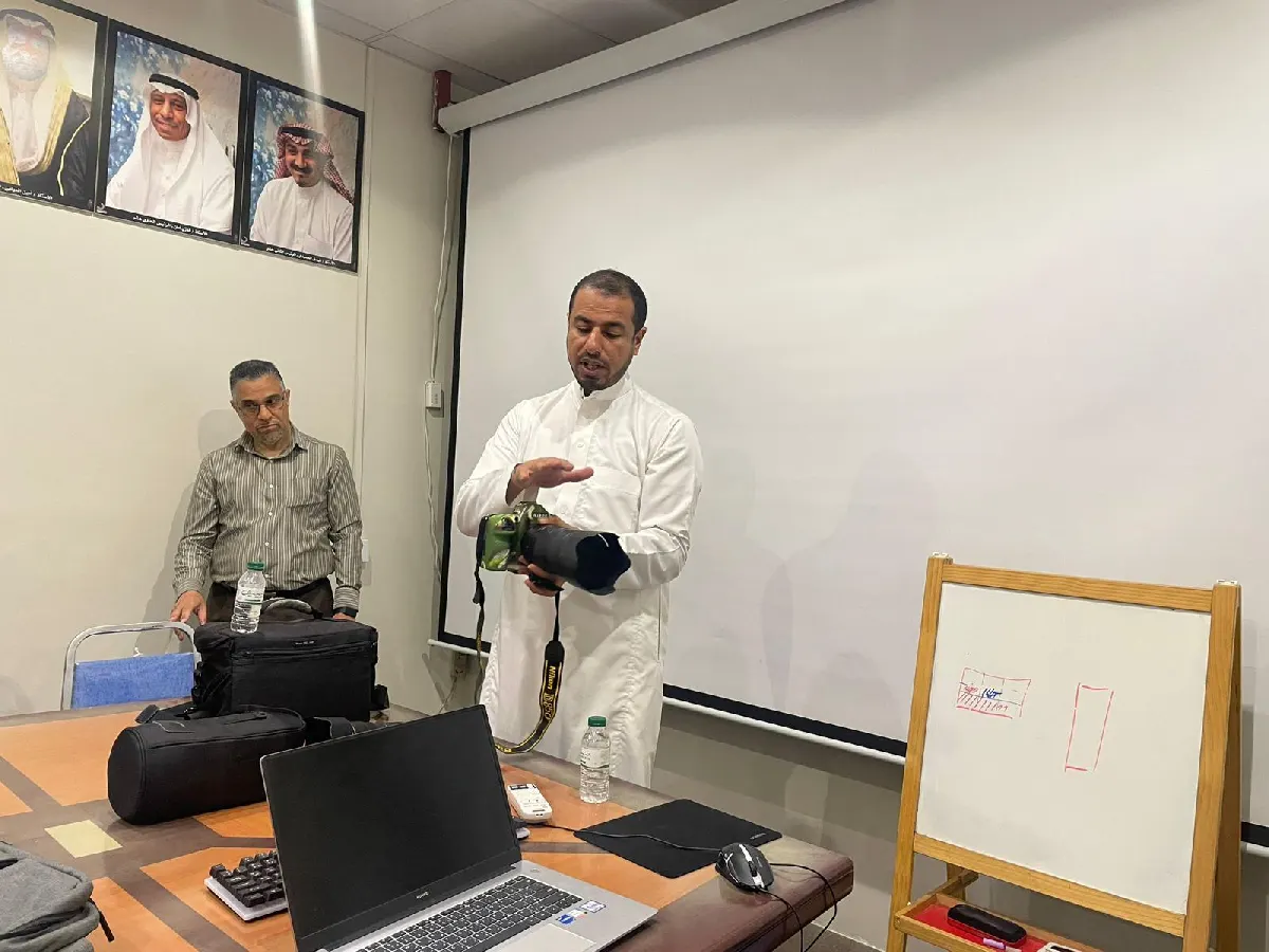 في أم الحمام.. بعدسة «أساسيات نحو الضوء».. نادي الابتسام يُطلق شرارة الإبداع في ورشة فوتوغرافية تفاعلية